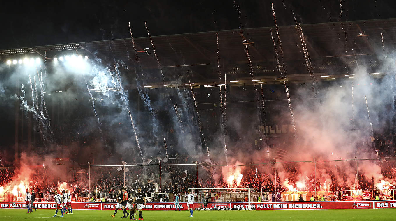 Geldstrafe für St. Pauli: Heimzuschauer brennen erhebliche Menge an Pyrotechnik ab © 2019 Getty Images