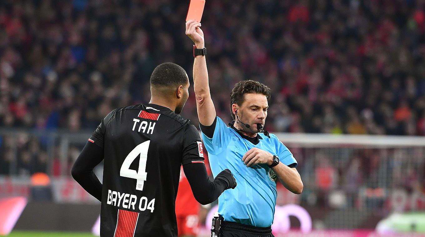 Wegen unsportlichen Verhaltens bestraft: Leverkusens Jonathan Tah (l.)  © imago images/Sven Simon