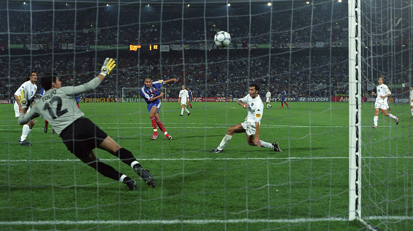 Schießt Frankreich per Golden Goal zum EM-Titel 2000: David Trezeguet (3.v.l.) © imago sportfotodienst