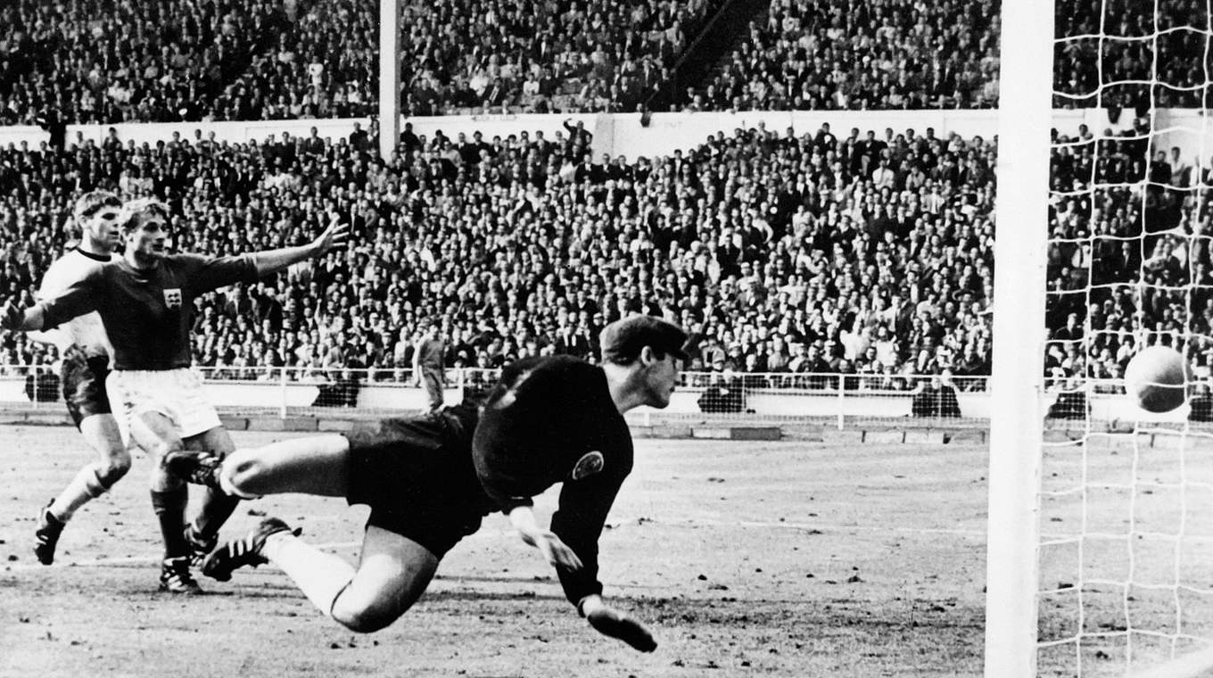 "Hans, it was no goal": Tilkowski (v.) und das Wemblesy-Tor im WM-Finale 1966 © Getty Images