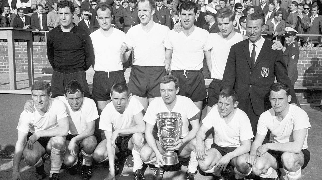 Da ist der Pott: Tilkowski (o.l.) gewinnt den DFB-Pokal 1965 mit Borussia Dortmund © imago images/Horstmüller