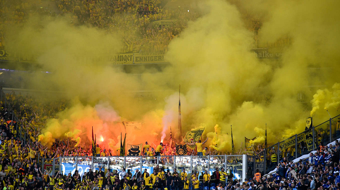 Verzögern den Spielbeginn: Dortmunder Zuschauer brennen Pyrotechnik ab © Getty Images