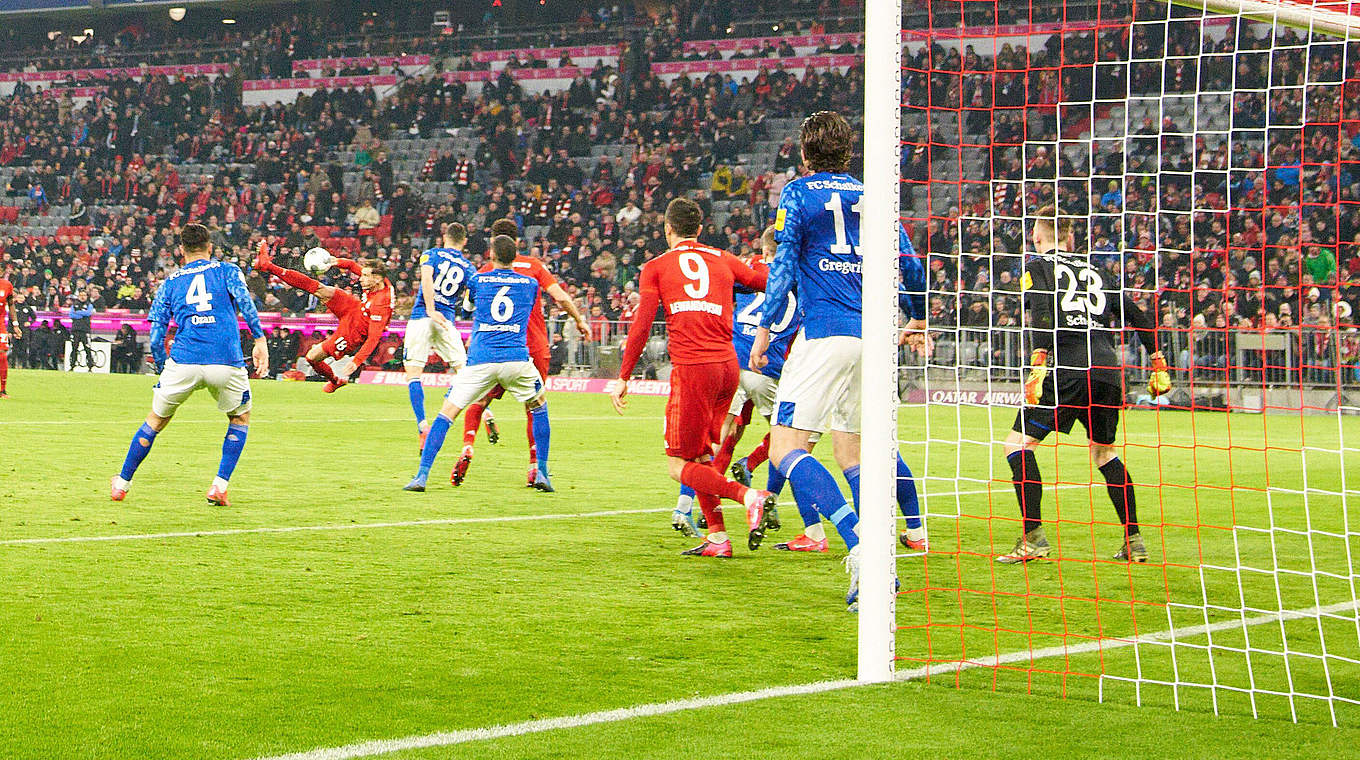 Wie aus dem Lehrbuch: Bayern-Profi Goretzka (2.v.l.) trifft gegen Schalke artistisch © imago images/ActionPictures