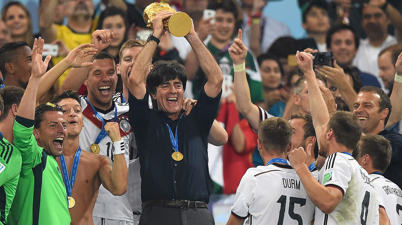 Höhepunkt in fast 14 Jahren Bundestrainer: Joachim Löw mit dem WM-Pokal 2014 © Getty Images