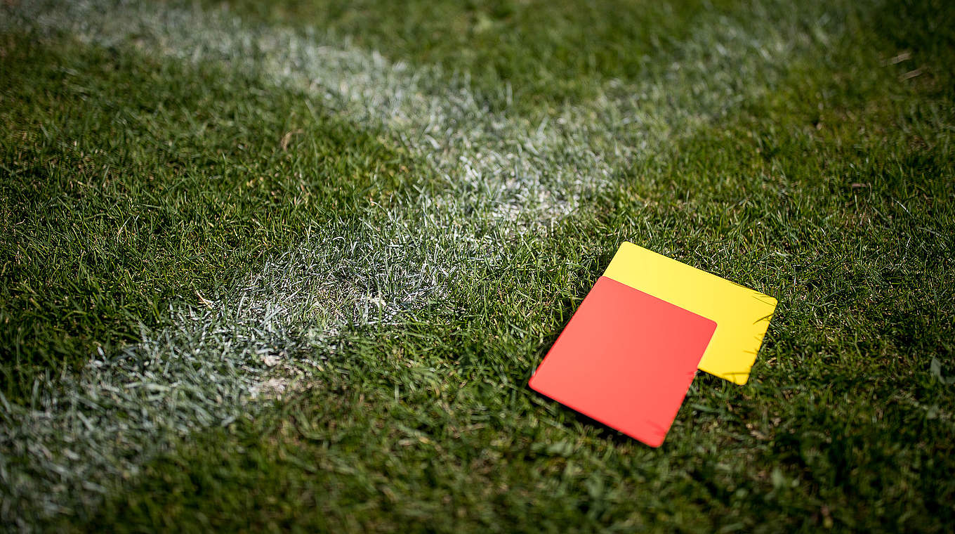 Die Gelbe und Rote Karte werden 50 :: DFB - Deutscher Fußball-Bund e.V.