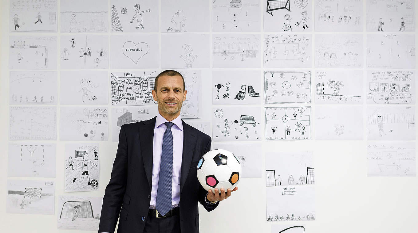 Wählt die 18 Zeichnungen aus: UEFA-Präsident Aleksander Ceferin © 2019 UEFA