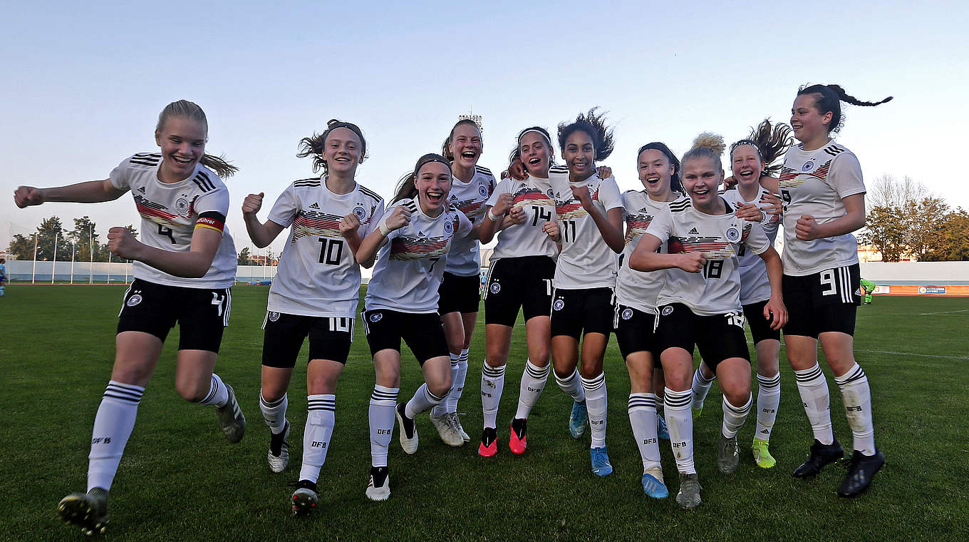 Die U 16-Juniorinnen jubeln: Das DFB-Team hat gute Karten auf den Turniersieg © Getty Images
