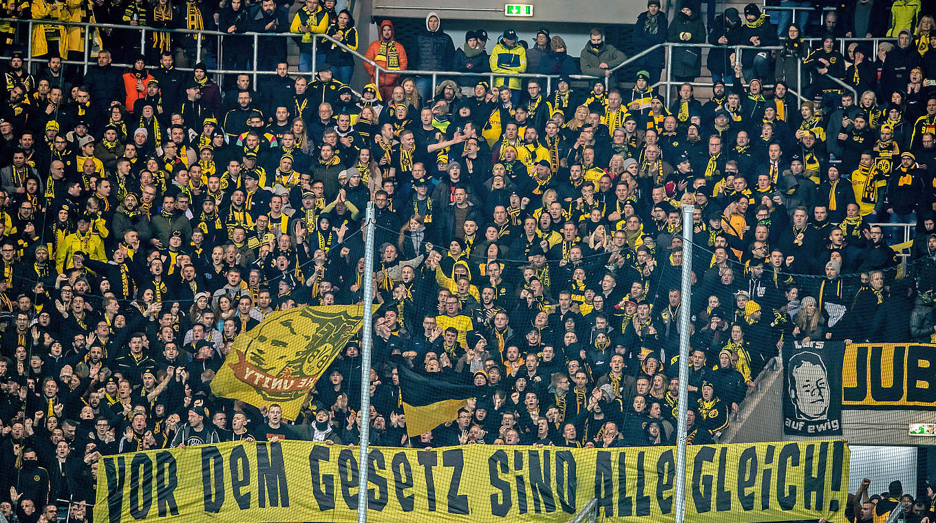 Dürfen die nächsten beiden Spiele nicht nach Hoffenheim: Dortmunds Fans © imago images/photoarena/Eisenhuth