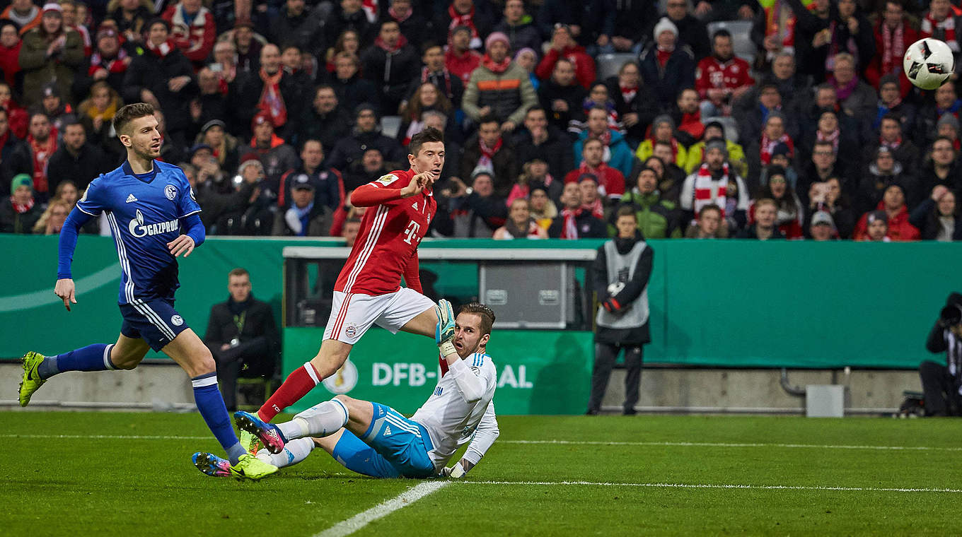Das bislang letzte Duell 2017: Lewandowski trifft zweimal bei klarem Sieg auf Schalke © imago/DeFodi
