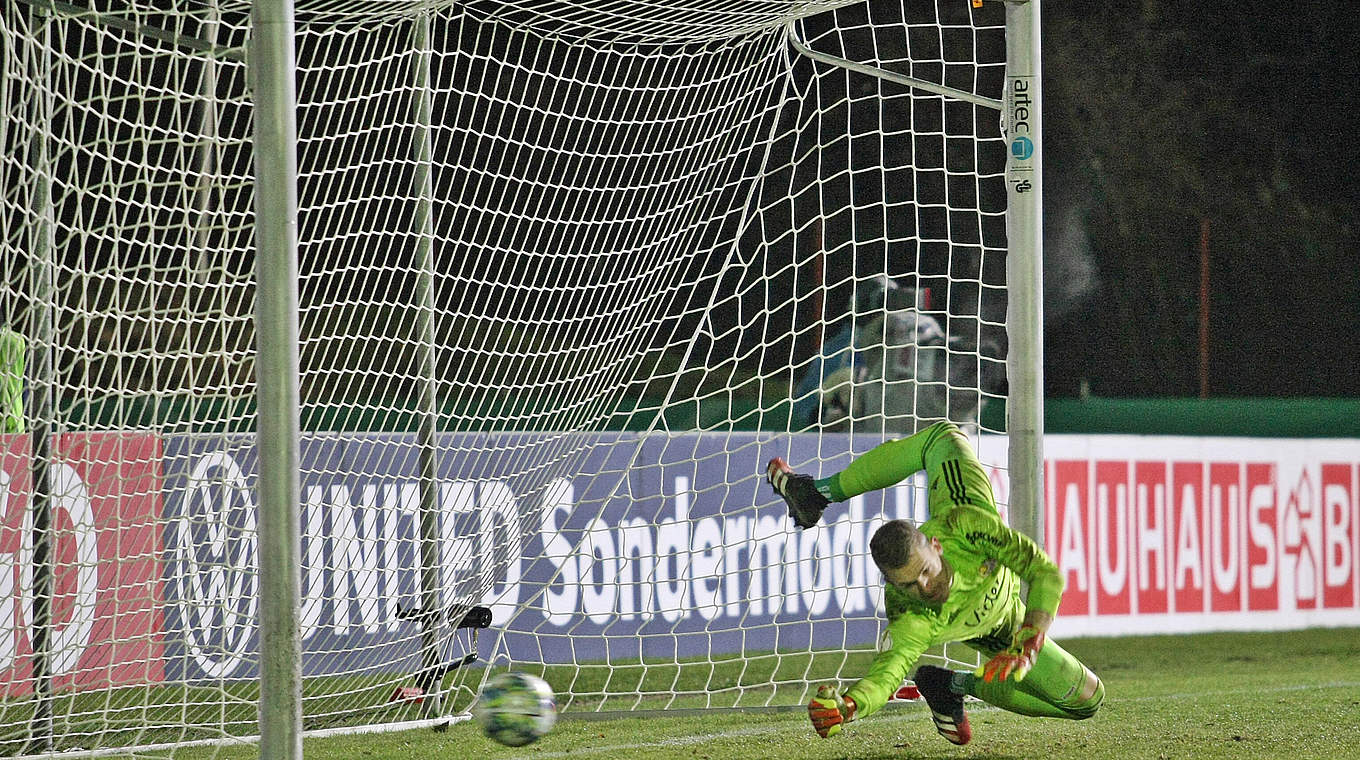 Einer von fünf gehaltenen Elfmetern im DFB-Pokalspiel gegen Düsseldorf: Batz © imago images/Jan Huebner