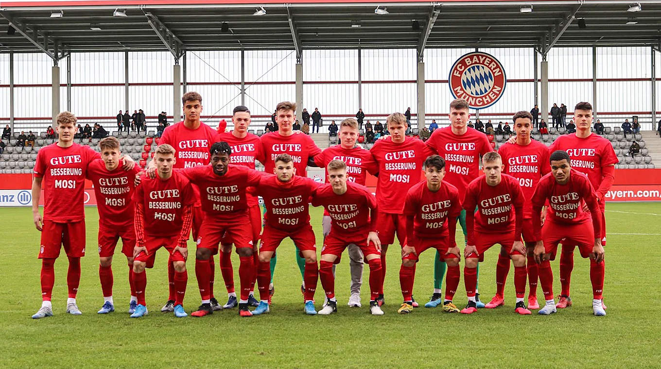 Gruß an den verletzten Teamkollegen: Die U 19 von Bayern München setzt ein Zeichen © FC Bayern München