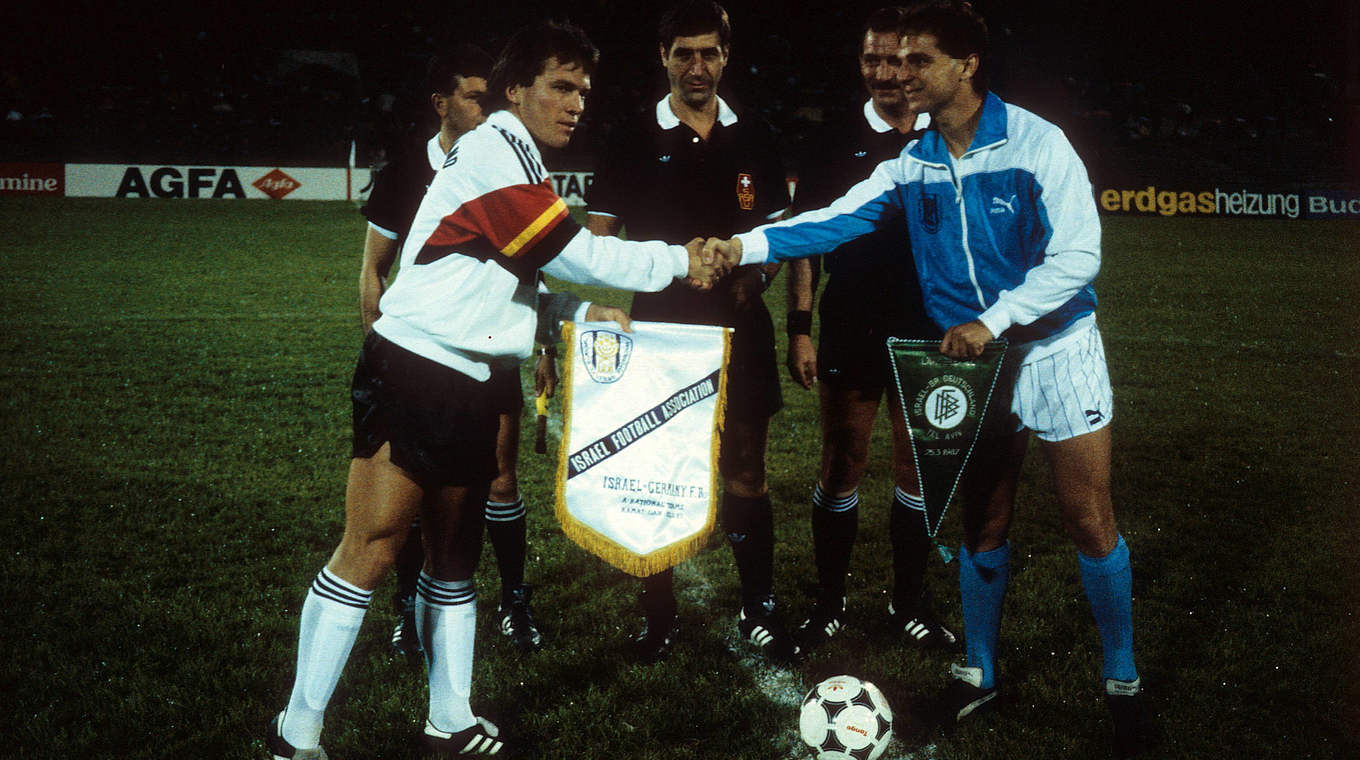 Kapitän Matthäus (l.): Wimpelaustausch bei der Premiere gegen die Auswahl Israels 1987 © Imago
