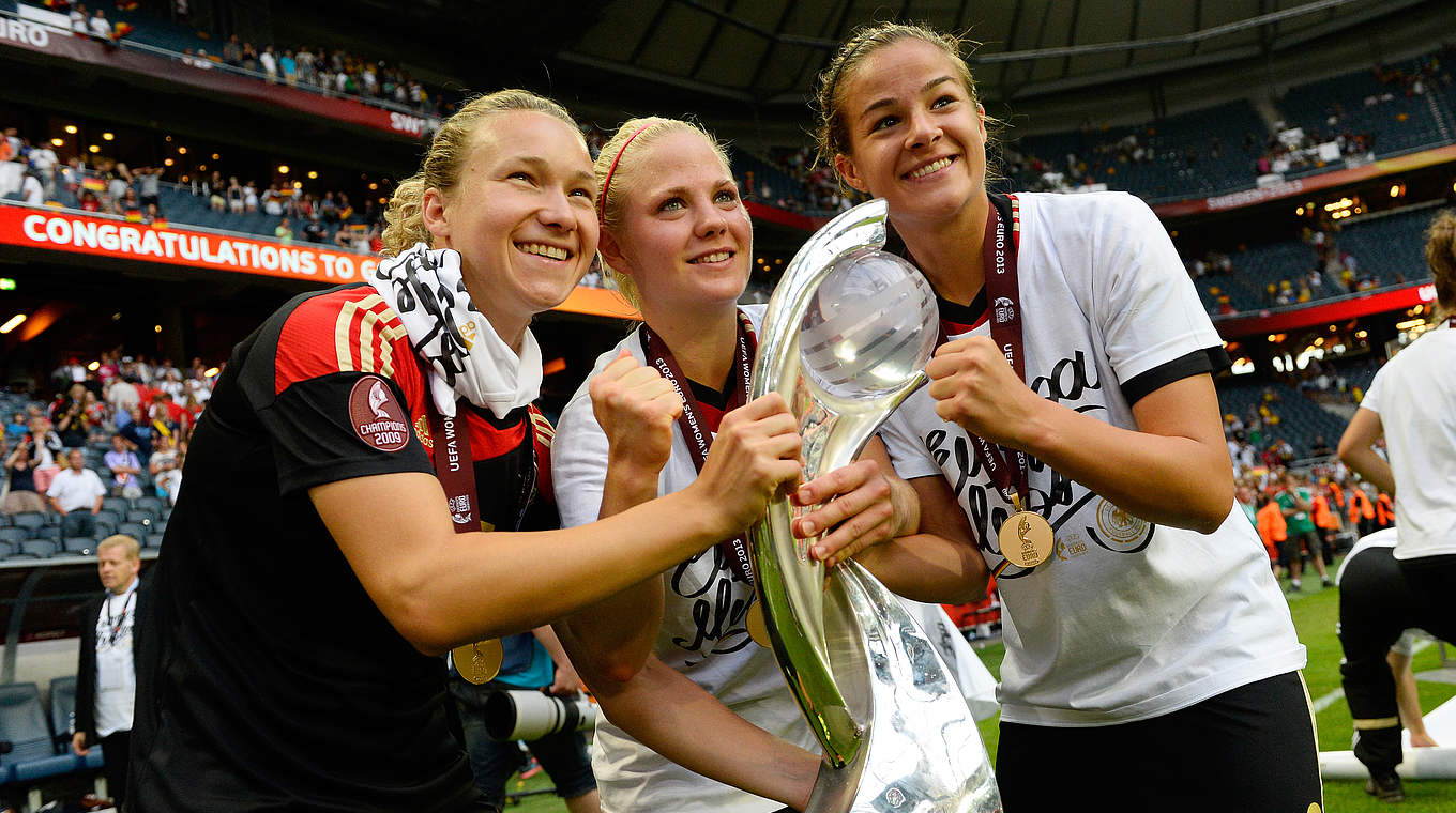 Europameisterin 2013: Lena Lotzen mit Leonie Maier und Josephine Henning (v.r.) © 2013 AFP