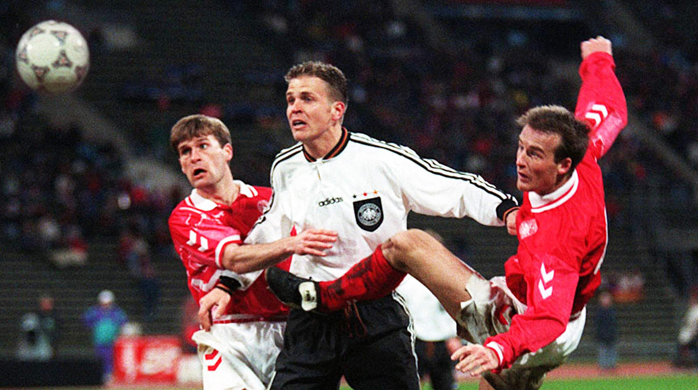 Durchbruch vor der EM: Bierhoffs (M.) erstes Länderspieltor gegen Dänemark 1996
 © imago