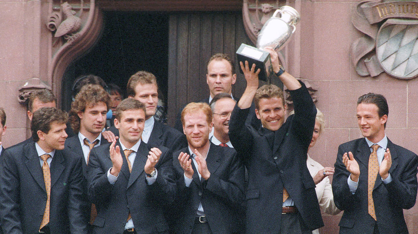 Zeigt her den Pokal: Bierhoff (2.v.r.) mit Nationalmannschaftskollegen und EM-Trophäe © Imago