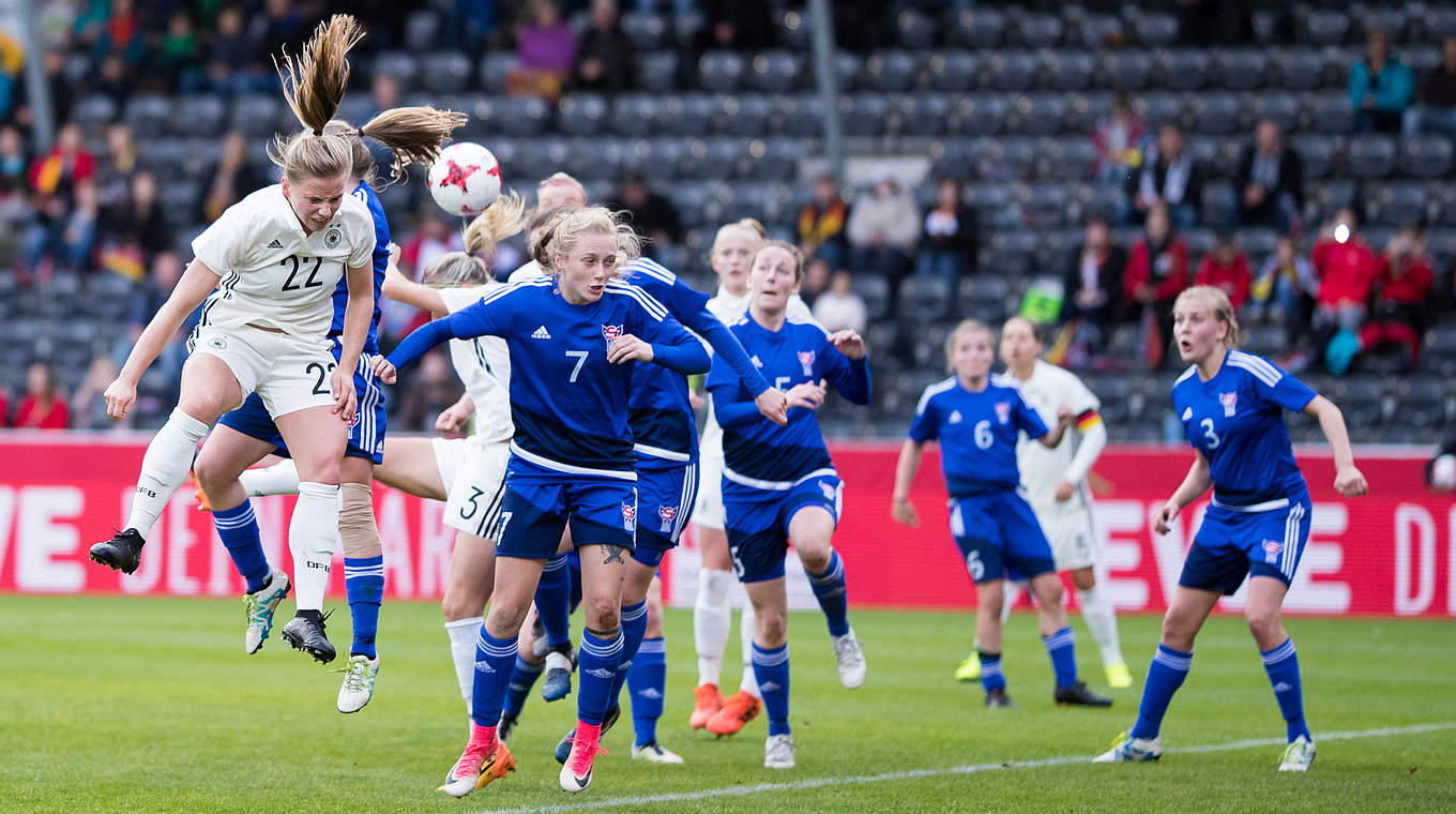 47 Länderspiele, sechs Tore für Deutschland: Kemme (l.) beim wuchtigen Kopfball © 2017 Getty Images