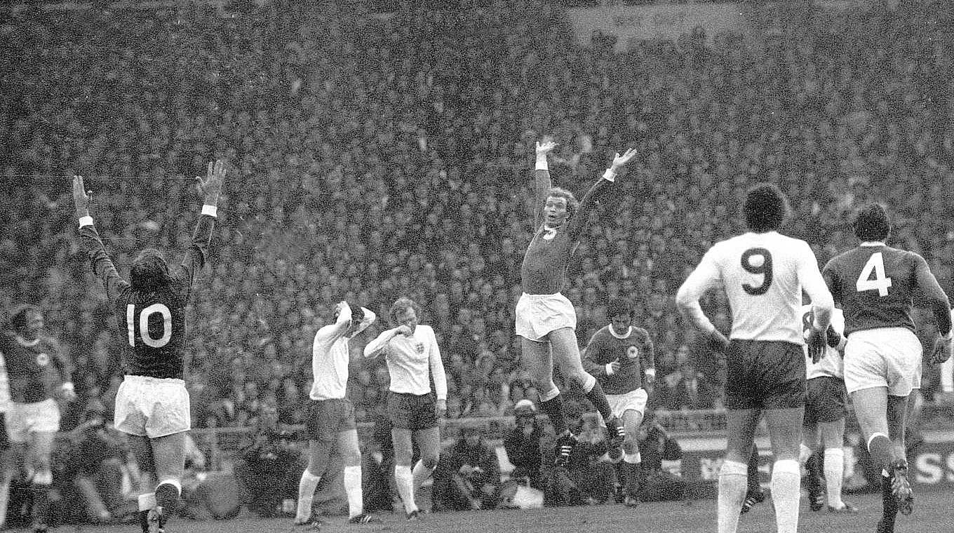 Historisch: Uli Hoeneß (o.) und Co. siegen 1972 erstmals in Wembley gegen England © imago