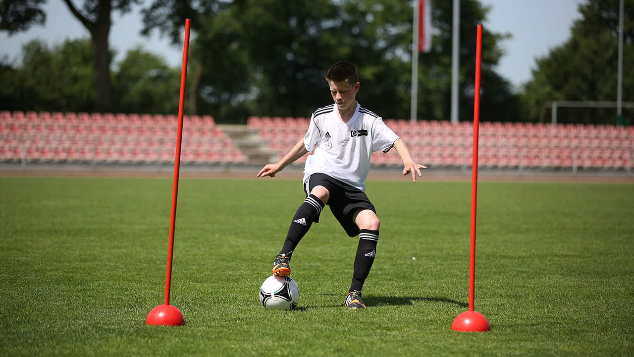 Mit Spaß und Spannung das Dribbling verbessern :: DFB - Deutscher ...