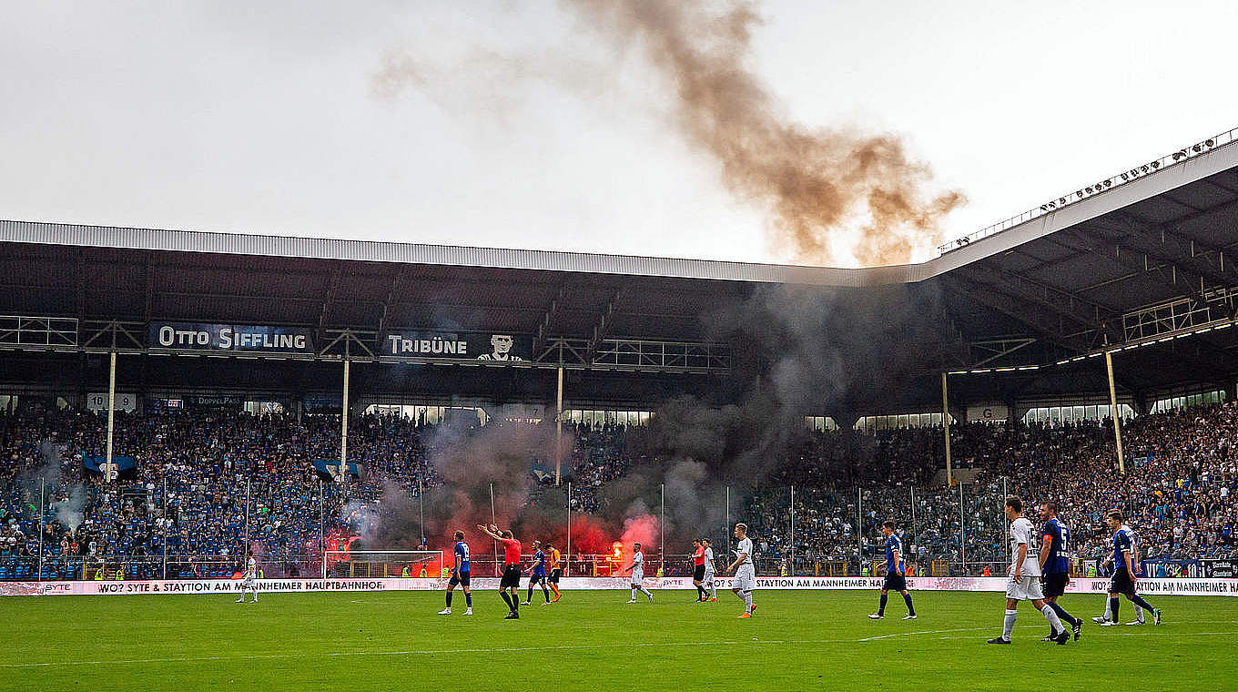 Relegationsspiele 2018: Pyrotechnik und Ausschreitungen © Getty Images