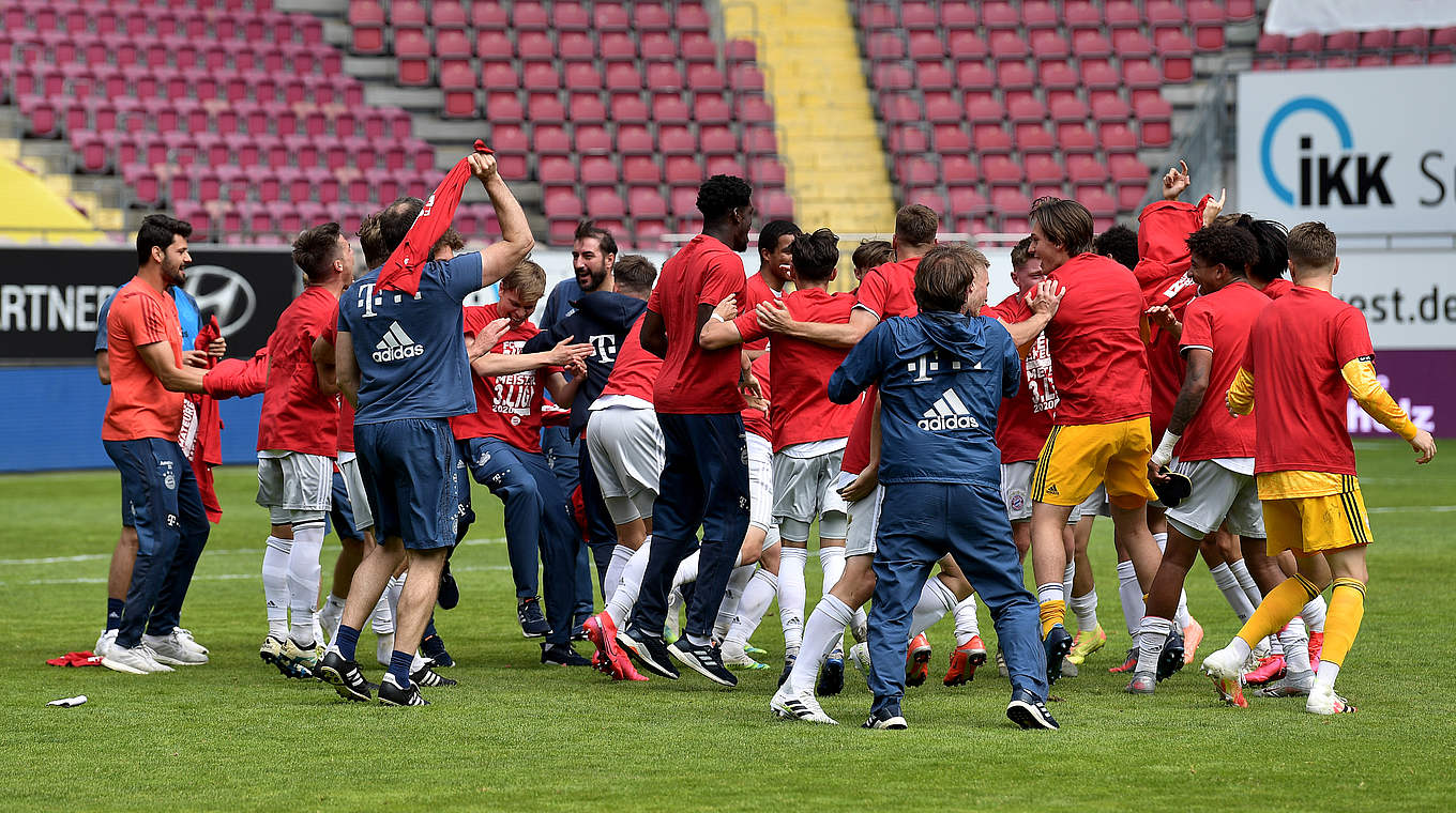 Jubel über den Meistertitel: Bayerns U 23 feiert in Kaiserslautern © GettyImages