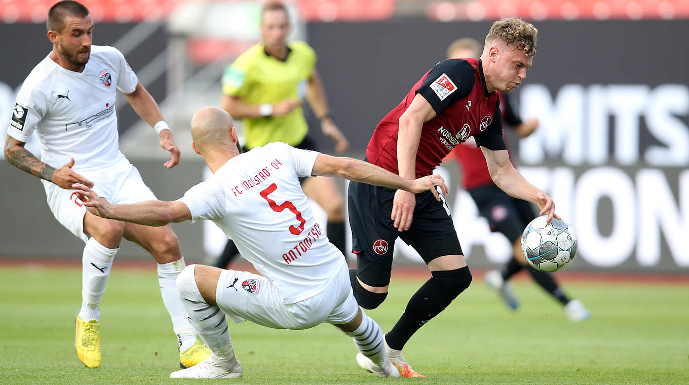 Kampf um Liga 2: Nürnbergs Robin Hack (r.) gegen Ingolstadts Nico Antonitsch © Getty Images