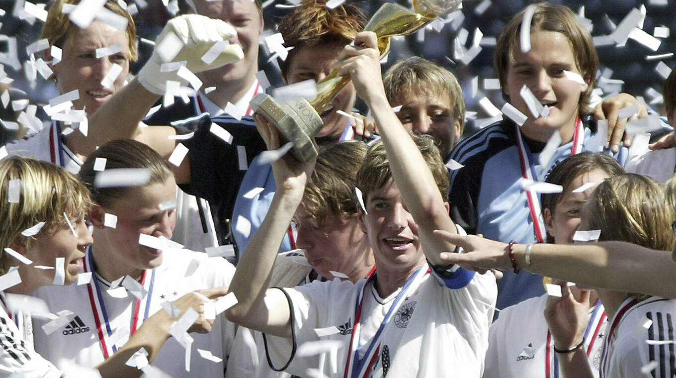 "Abschluss und Höhepunkt": Wiegmann mit dem Pokal bei der WM 2003 in den USA © imago