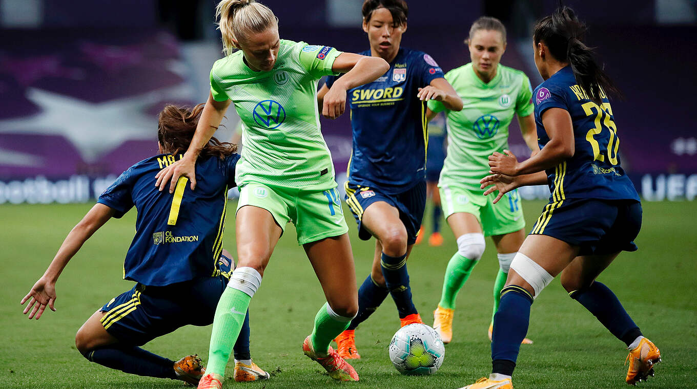 Behauptet sich gegen drei Gegenspielerinnen: Wolfsburgs Fridolina Rolfö © AFP/Getty Images