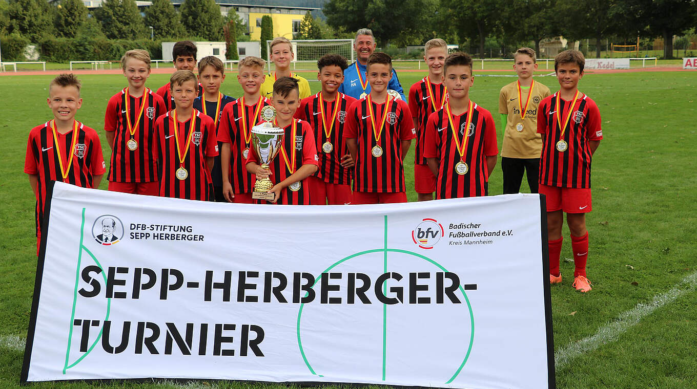 Strahlende Gesichter: Die D-Junioren der TSG Weinheim sichern sich den Pokal © DFB-Stiftung Sepp Herberger 