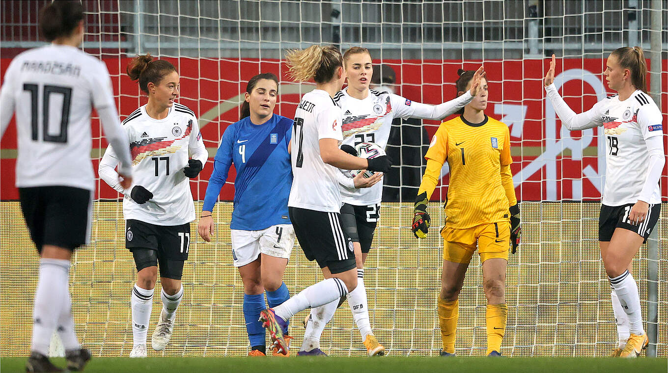 Siebter Sieg im siebten EM-Qualifikationsspiel: Laura Freigang (3.v.r.) trifft dreimal © Getty Images