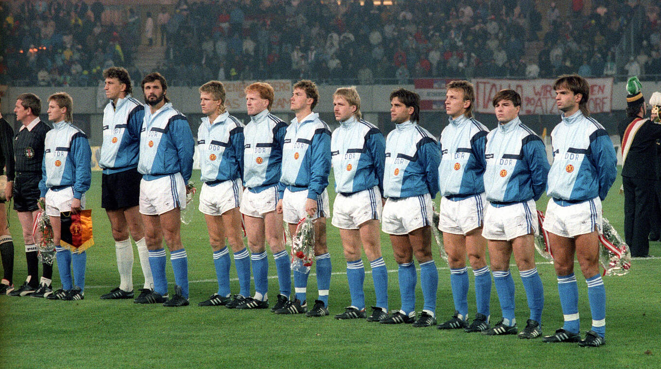 Letzter Auftritt mit der DDR: Länderspiel gegen Österreich in Wien 1990 © imago