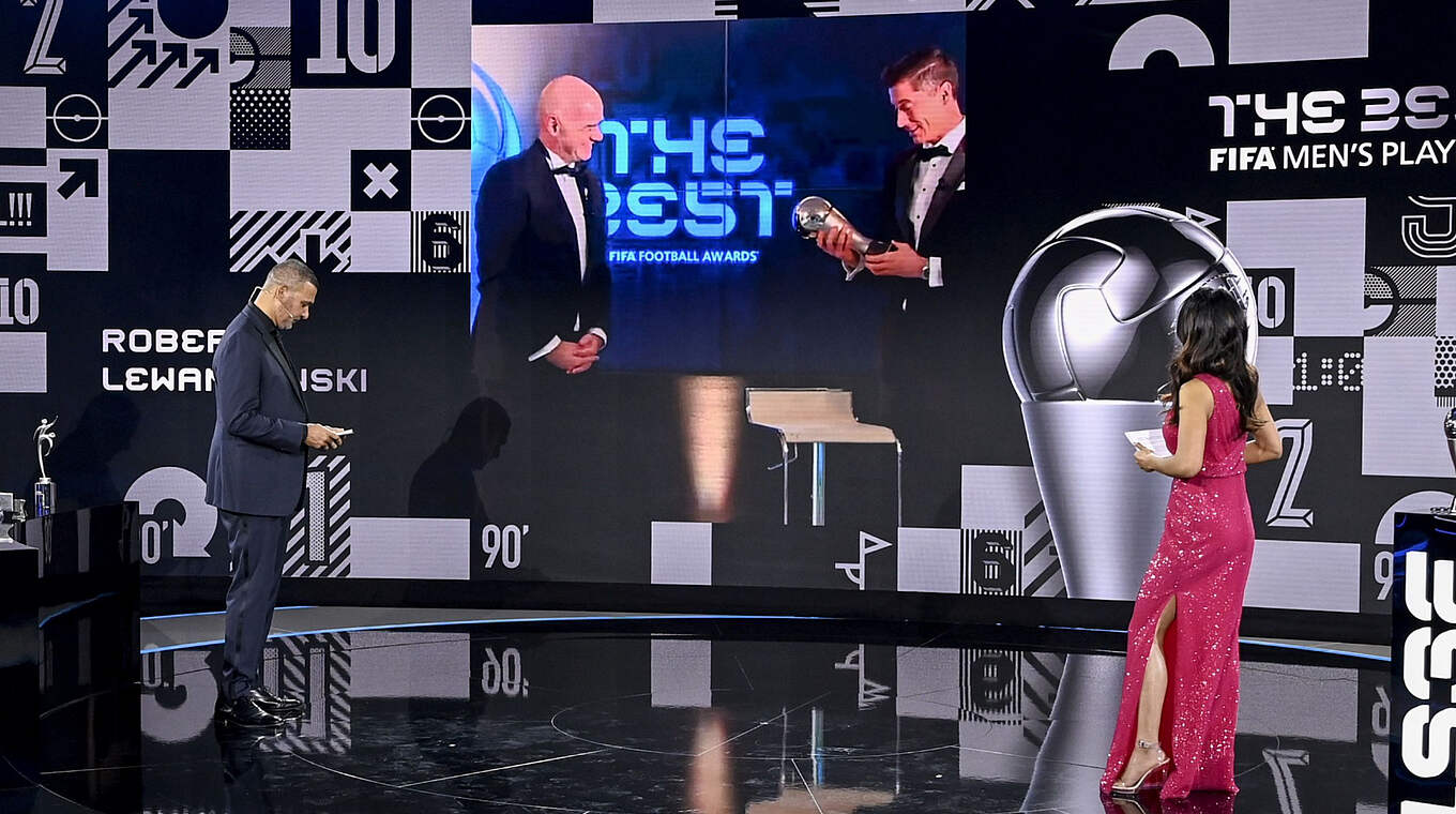 Pokalübergabe durch FIFA-Präsident Infantino: Robert Lewandowski ist Weltfußballer © AFP/Getty Images