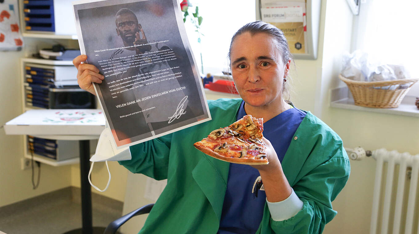 Der Pizzalieferung lag noch etwas bei: ein Dankesbrief von Antonio Rüdiger © Elisabeth Krankenhaus GmbH