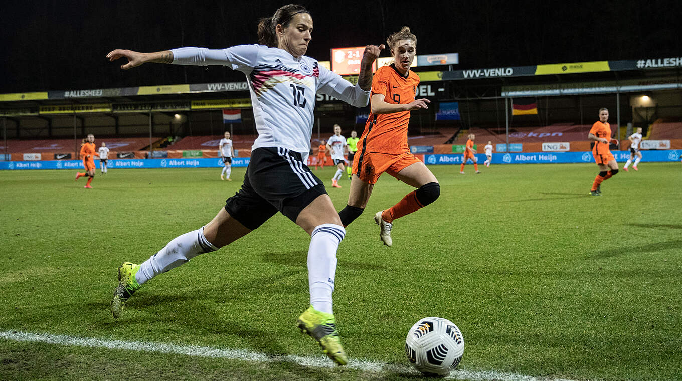 Hält den Ball sehenswert gerade noch im Spiel: Dzsenifer Marozsan (l.) © DFB/Maja Hitij/Getty Images