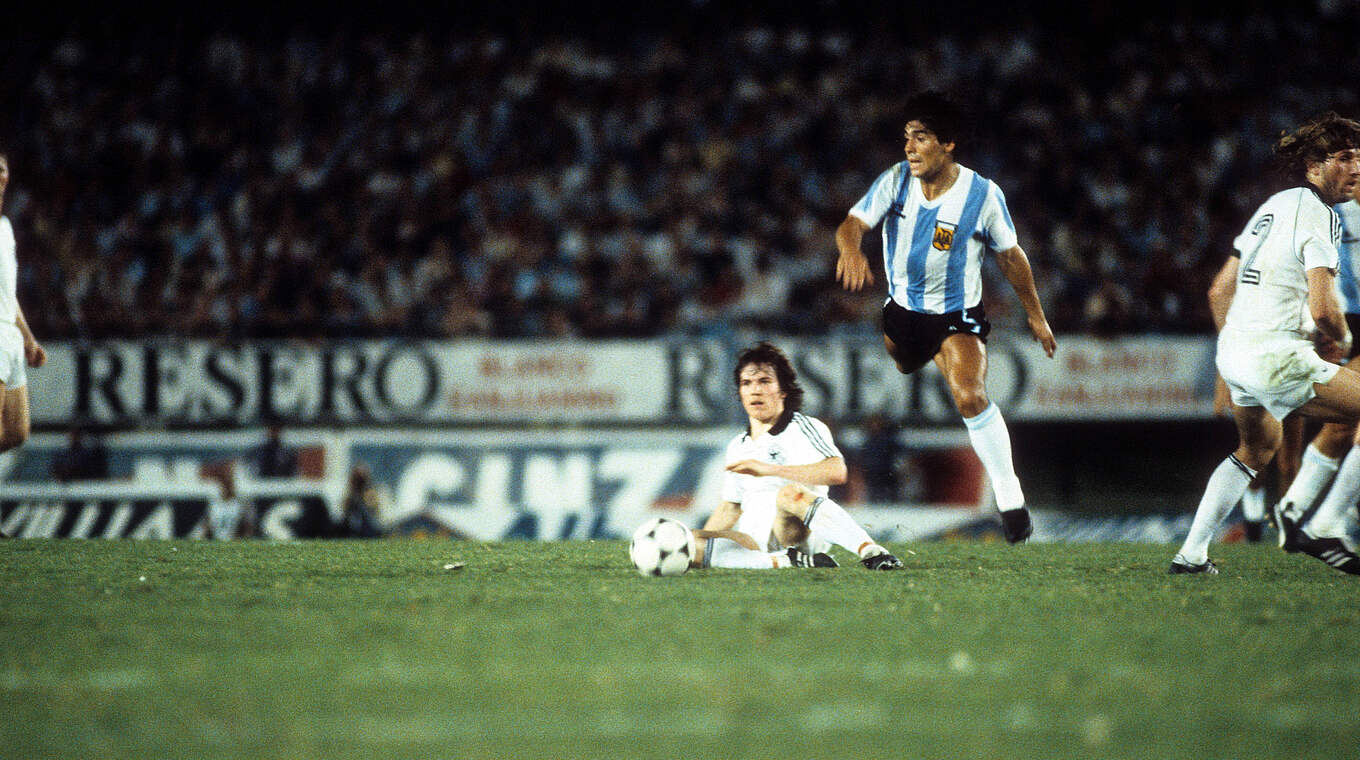 Führt 1982 die ersten Zweikämpfe gegen Maradona: Rekordnationalspieler Matthäus (l.) © imago