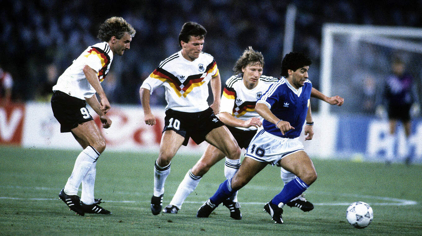 Packende Zweikämpfe im WM Finale 1990: Lothar Matthäus gegen Maradona (r.) © imago