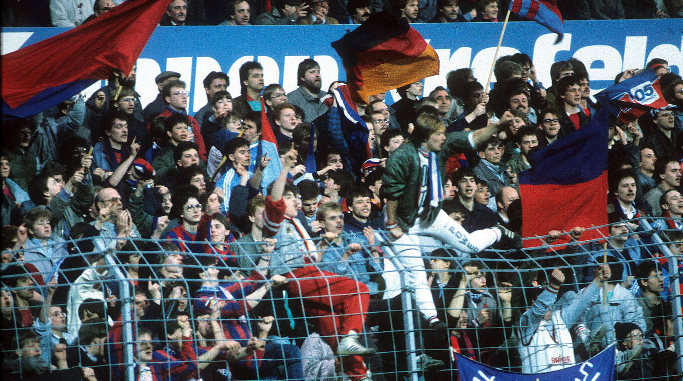 Bayer-Fans 1986 in der Grotenburg: "Das Publikum ist total ausgerastet" © imago images/Horstmüller