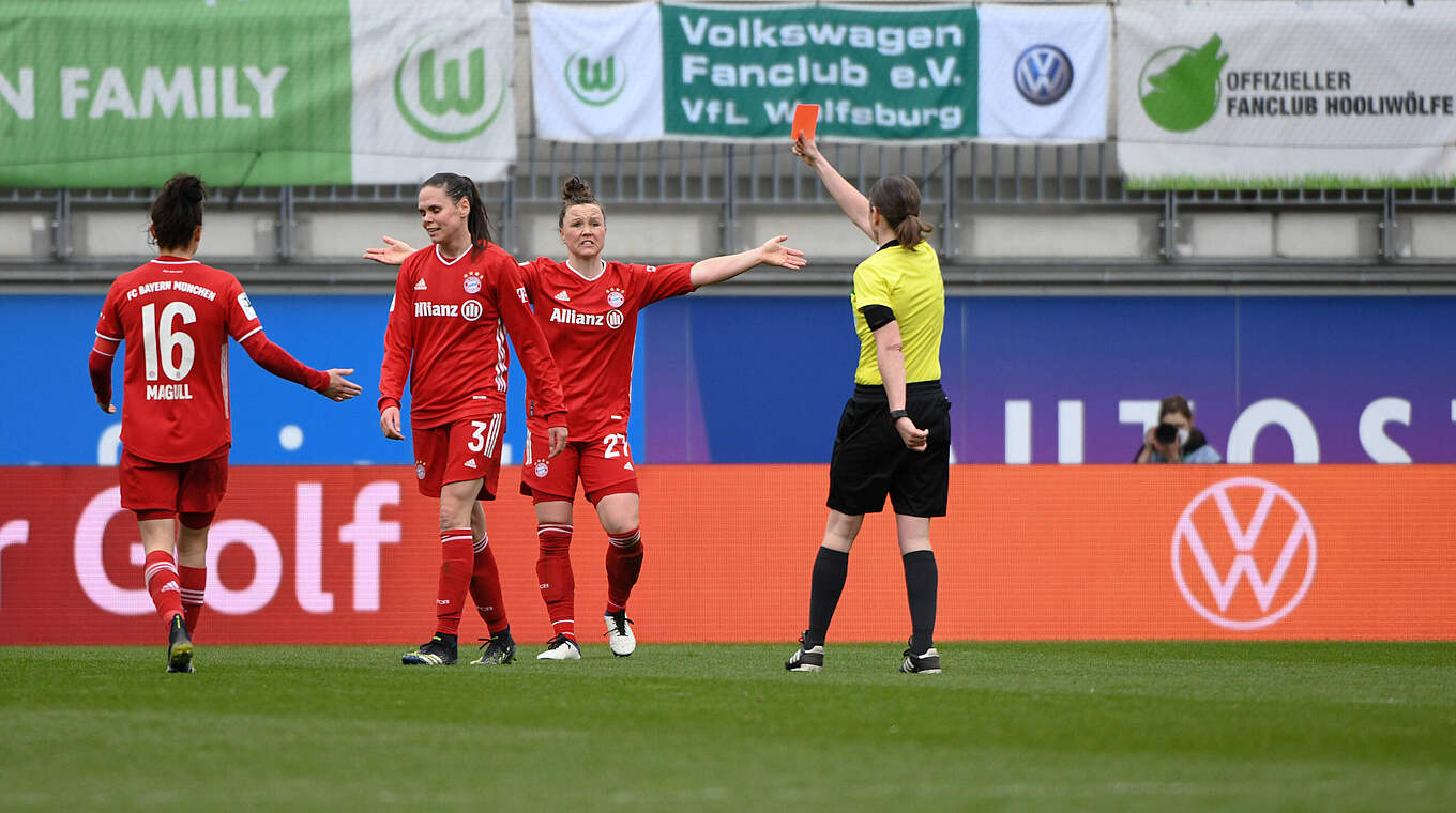 Sieht in der Nachspielzeit im Pokalspiel die Rote Karte: Simone Boye Sörensen (2.v.l.) © imago