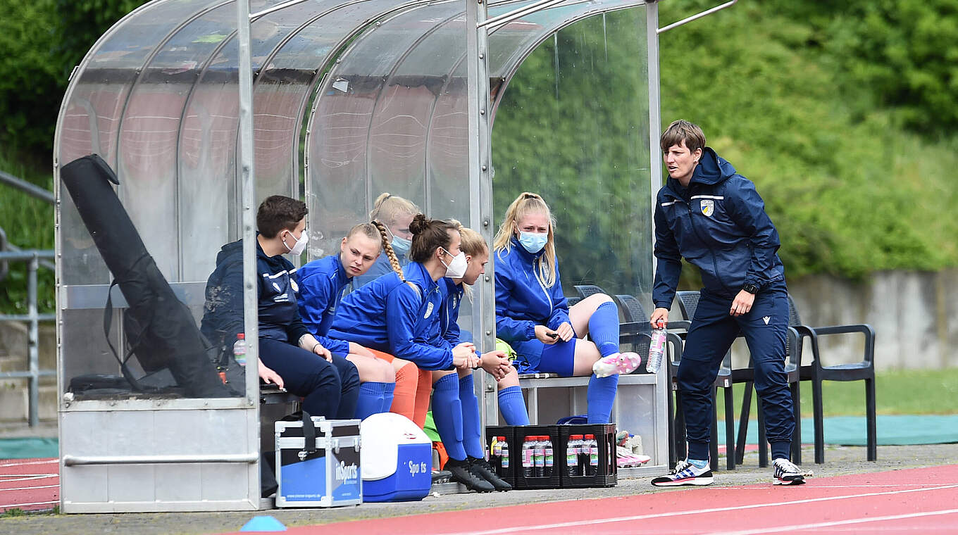 Hat Carl Zeiss Jena zum Aufstieg gecoacht: Trainerin Anne Pochert (r.) © IMAGO / Fotografie73