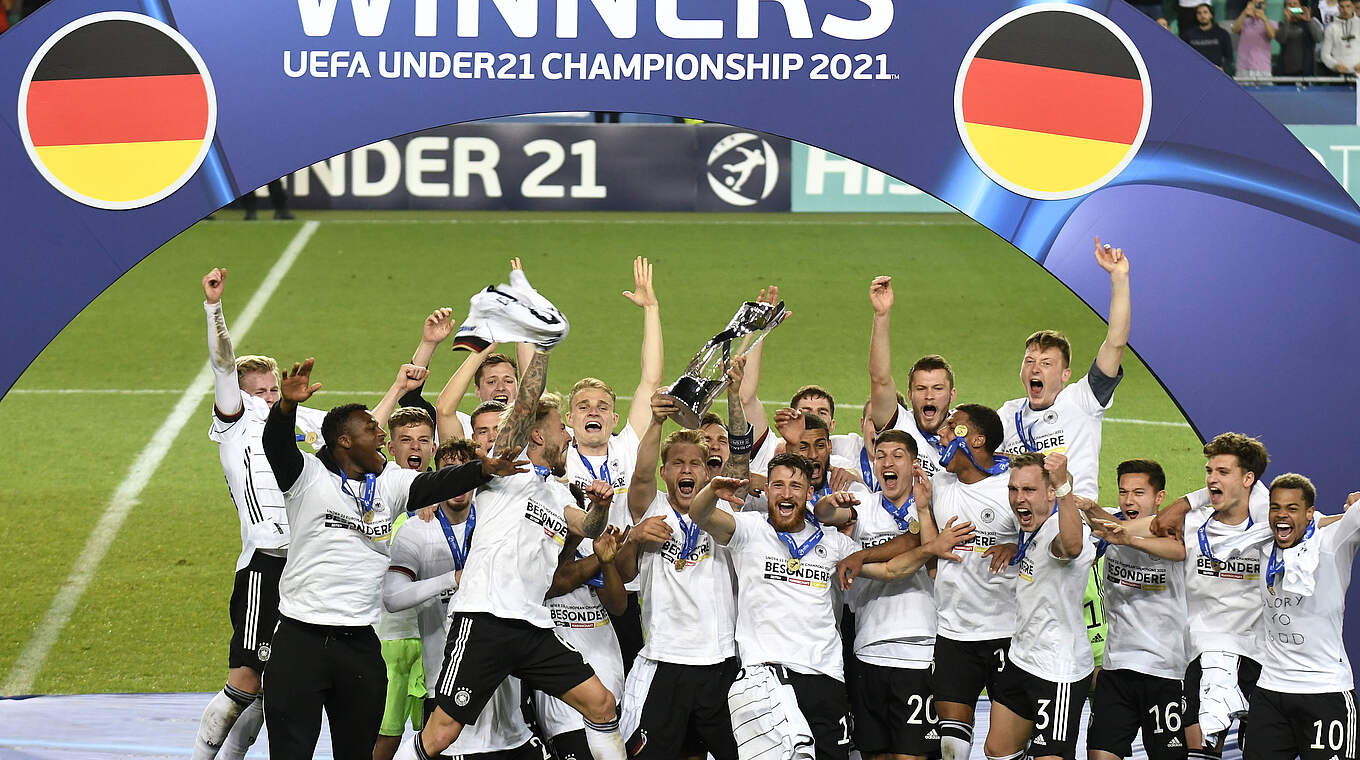 Riesenjubel: Die deutsche U 21 feiert nach 2009 und 2017 den dritten EM-Titel © Getty Images