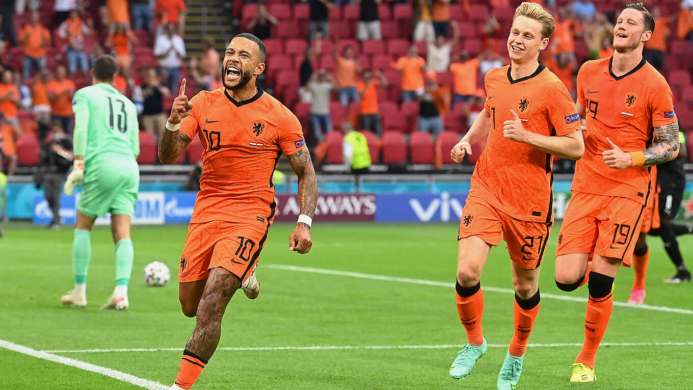 Niederlande ziehen als Gruppensieger ins Achtelfinale ein ...