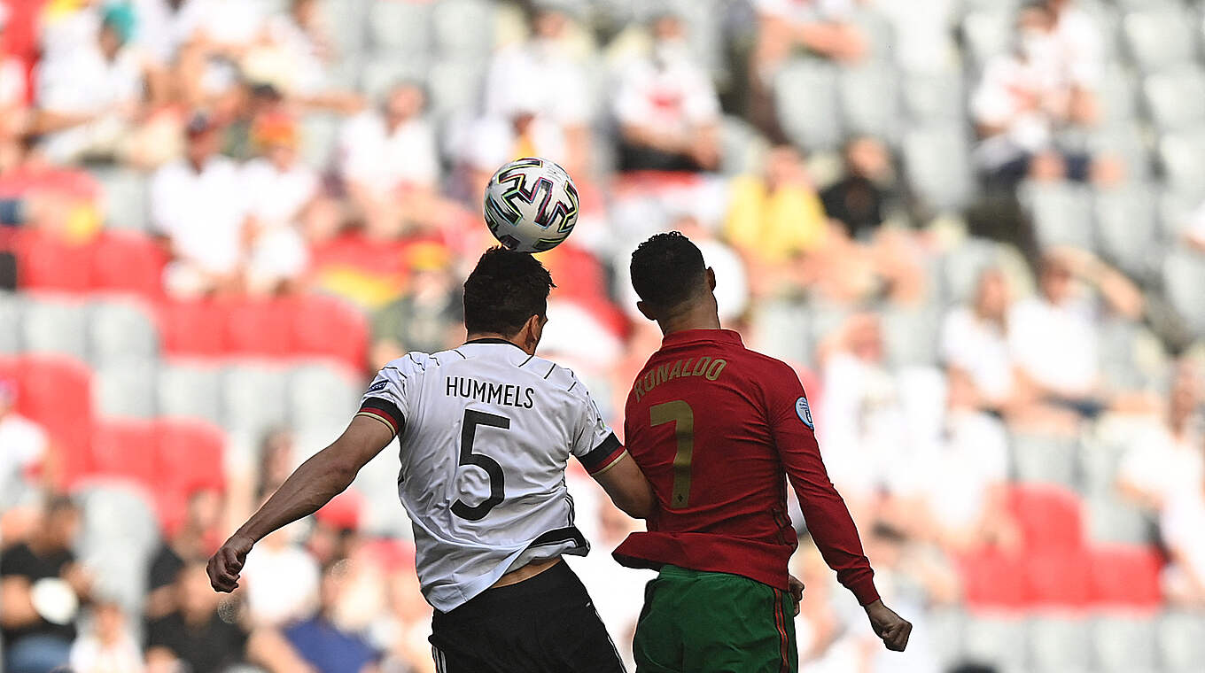 Zweikampf zweier Routiniers: Mats Hummels im Duell mit Cristiano Ronaldo © GettyImages