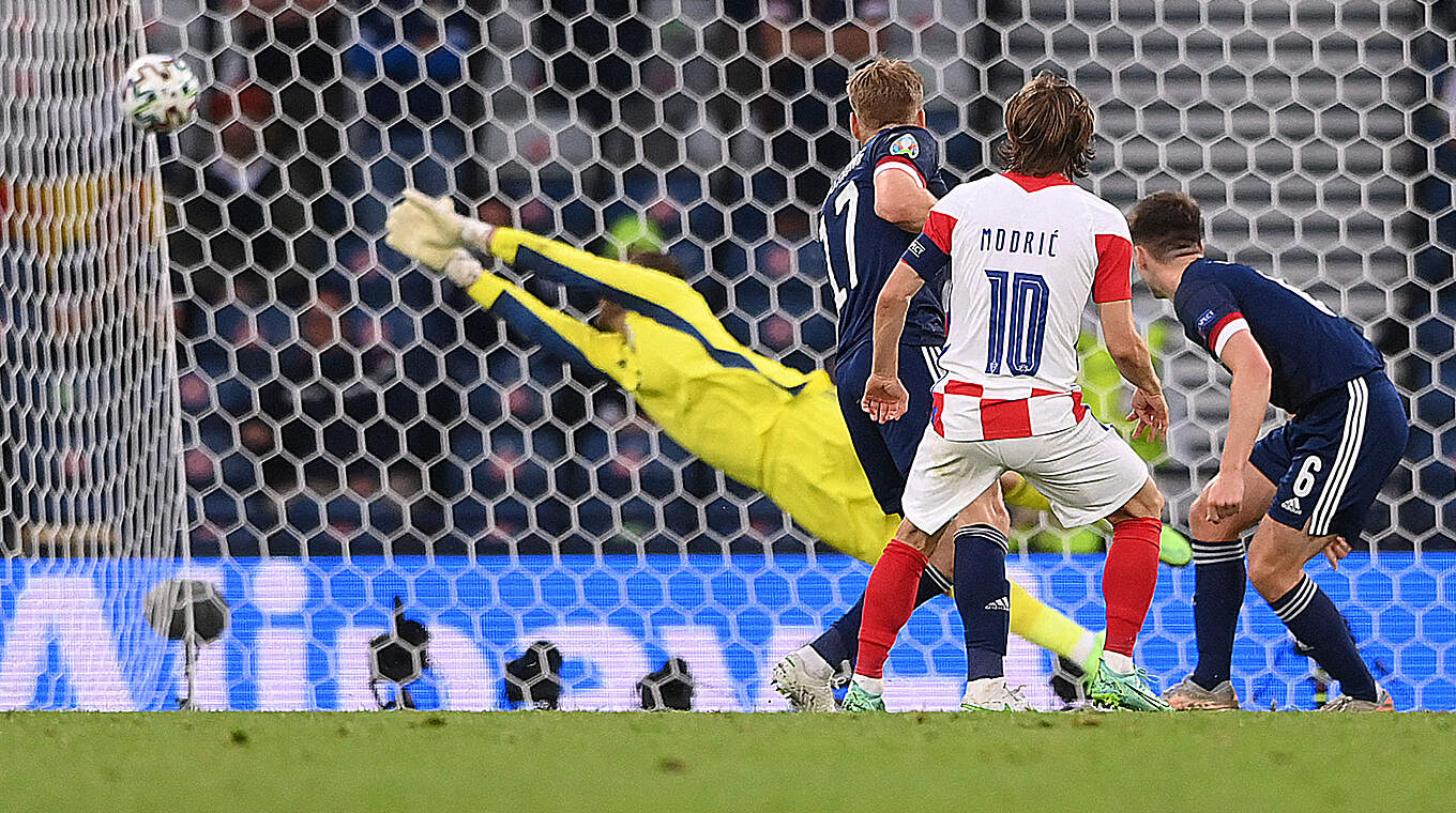 Der Ball schlägt ein: Luka Modric erzielt das 2:1 für Kroatien © Getty Images