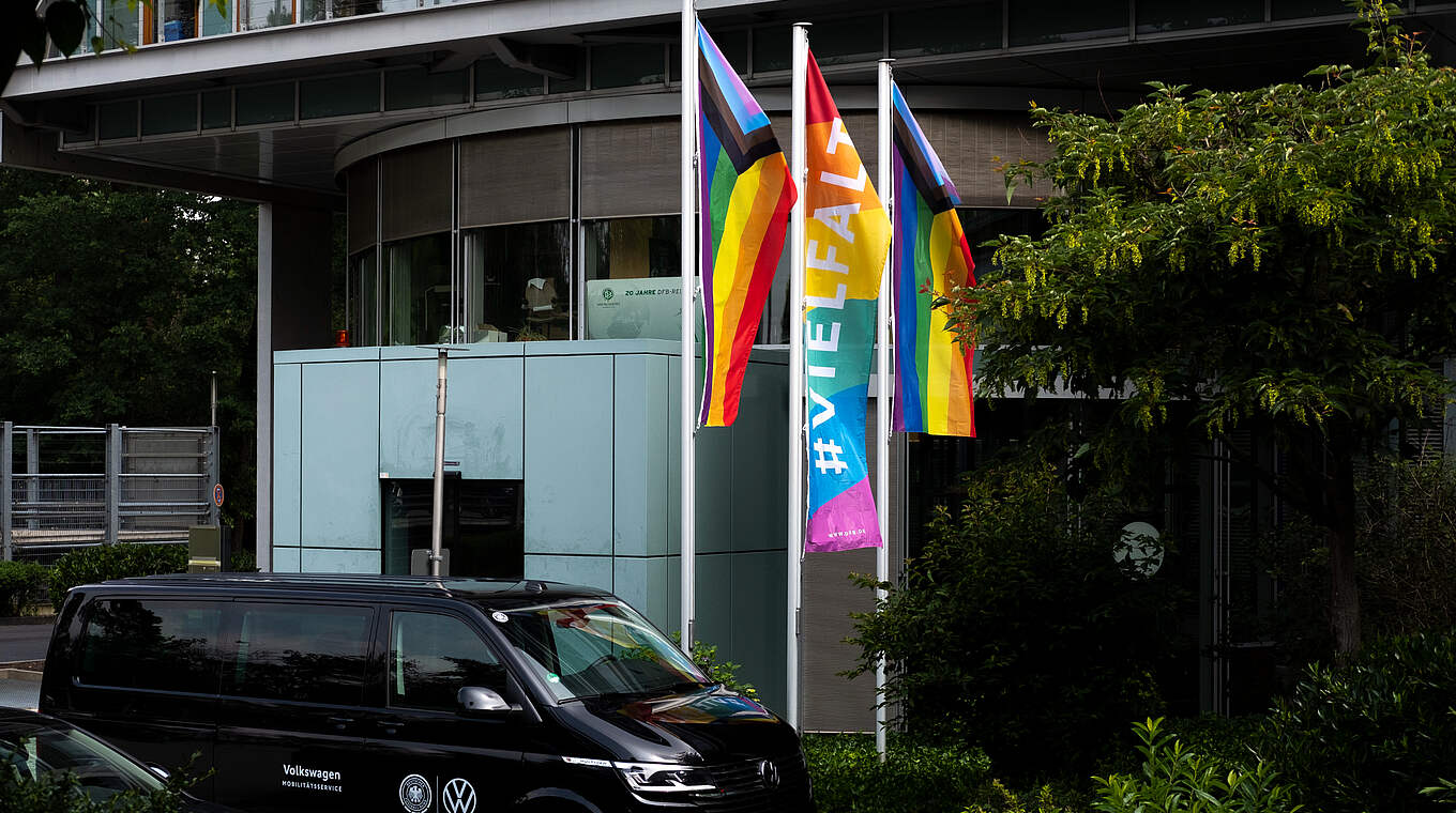 DFB setzt ein weiteres Zeichen für Vielfalt: Regenbogenfahnen an der Zentrale © Vera Loitzsch/DFB