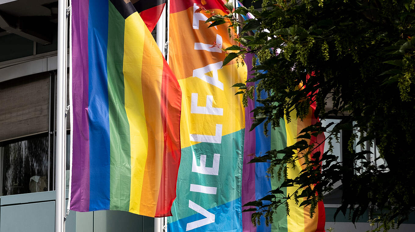 Bei Fragen: Seit Januar 2022 unterhält der DFB eine Anlaufstelle für LGBTIQ+ © Vera Loitzsch/DFB