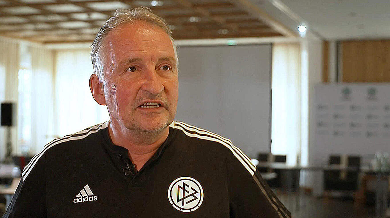 Bewertet Regelergänzungen für die kommende Saison: DFB-Lehrwart Lutz Wagner © DFB-TV