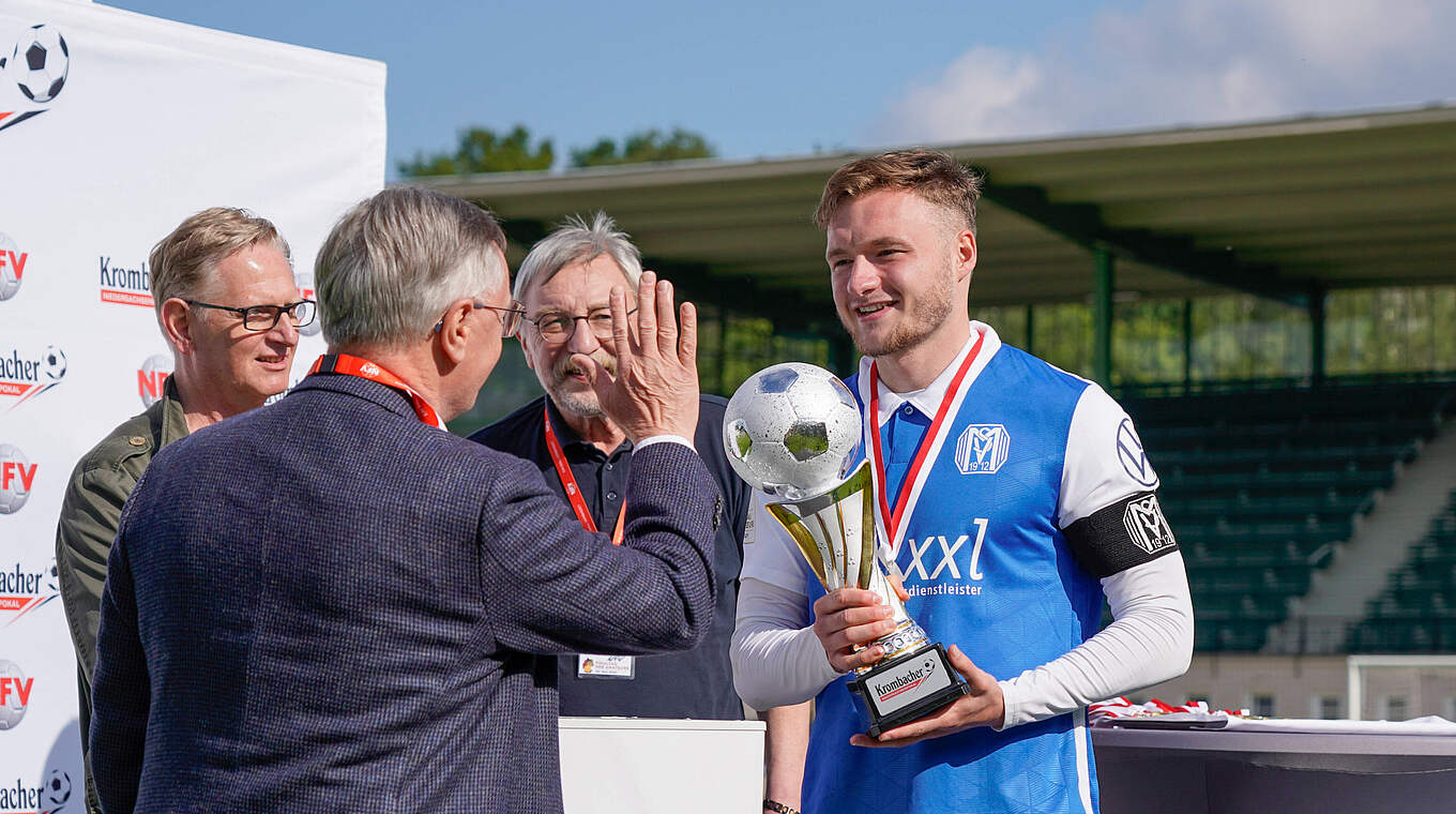 Egerer mit dem Verbandspokal: "Jetzt freuen wir uns auf den DFB-Pokal" © imago images