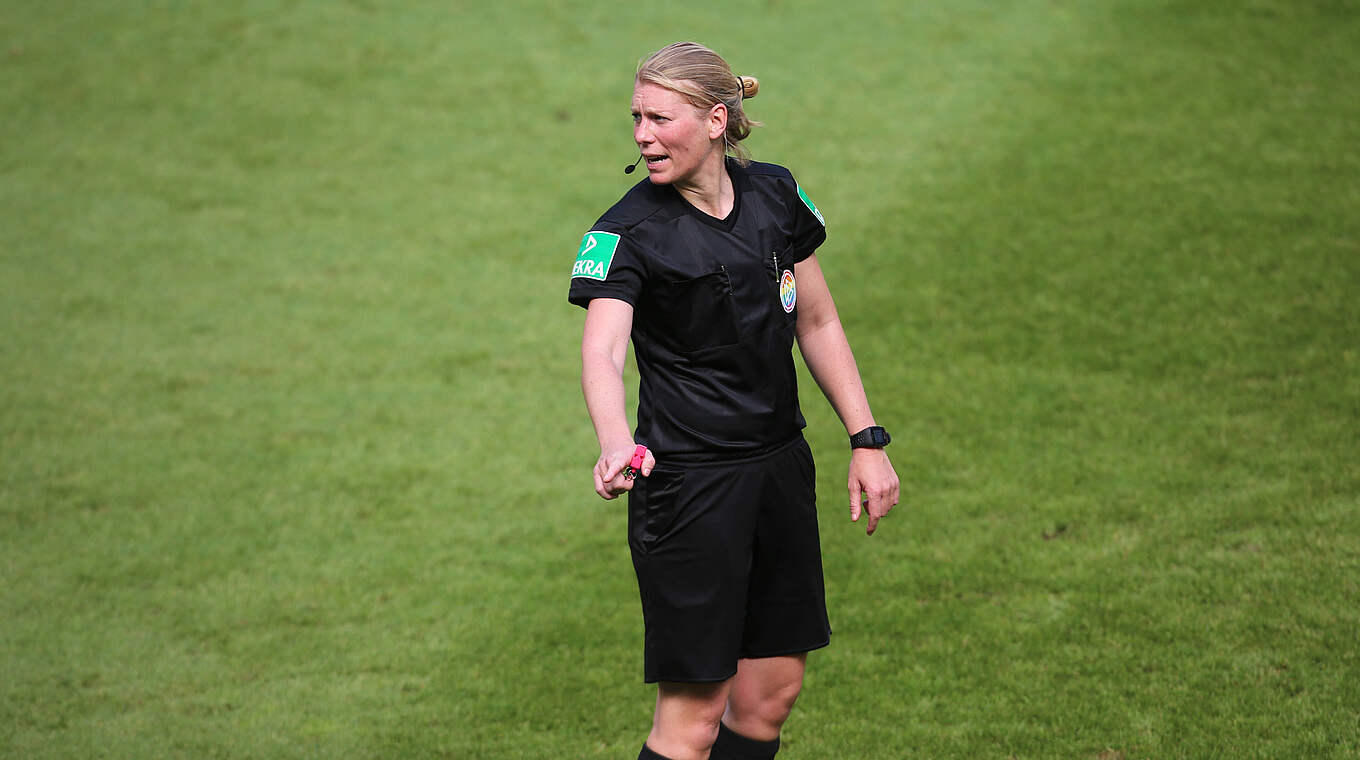 Derlin pfeift Sand gegen Freiburg DFB Deutscher FußballBund e.V.