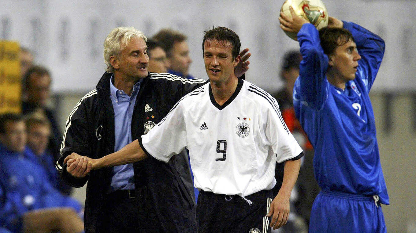 Glückwunsch zum Tor, Sieg und EM-Ticket: Rudi Völler (l.) 2003 mit Stürmer Fredi Bobic © Getty Images