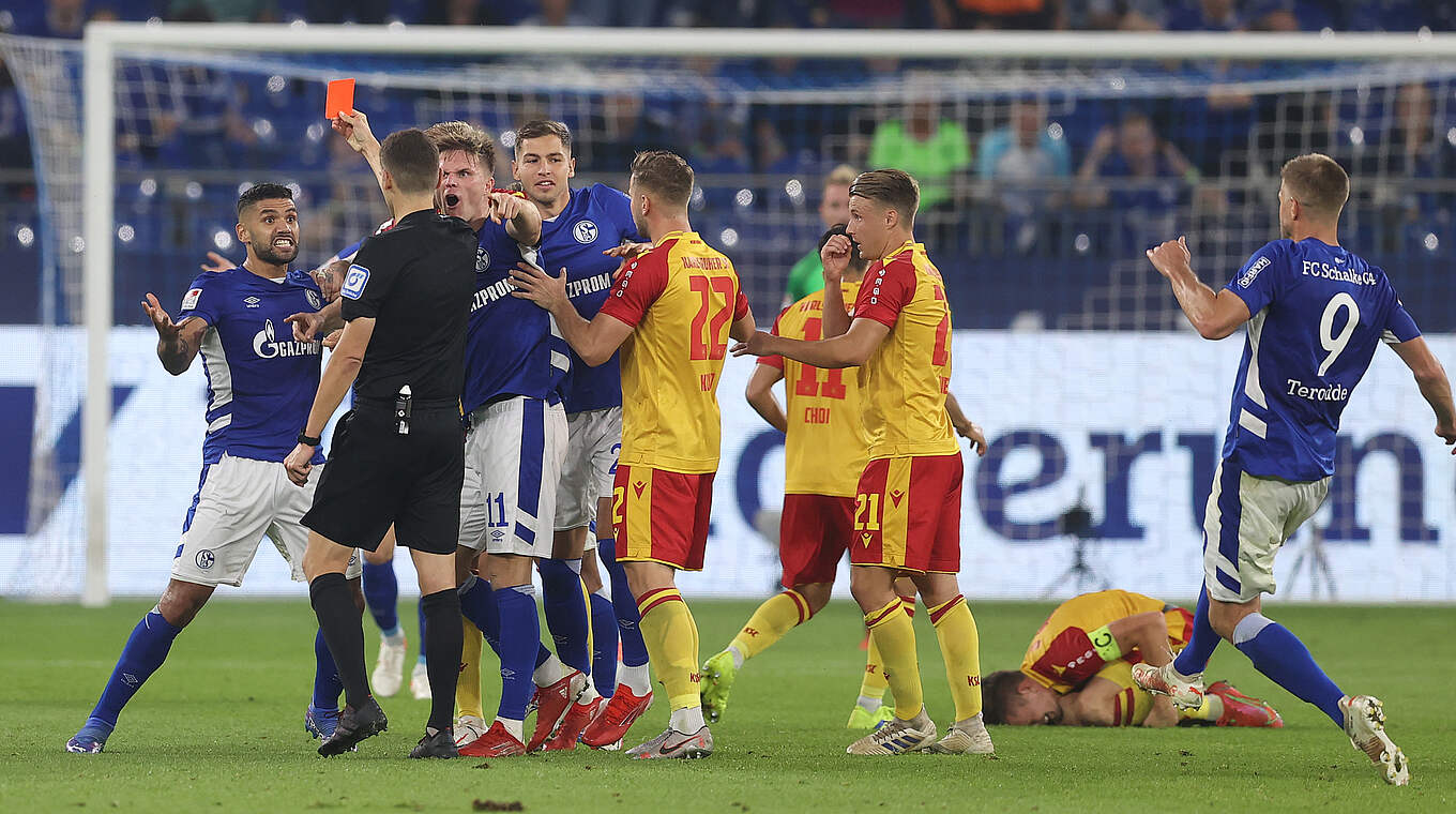 Muss nach Platzverweis zweimal aussetzen: Schalkes Victor Palsson (l.) © Getty Images