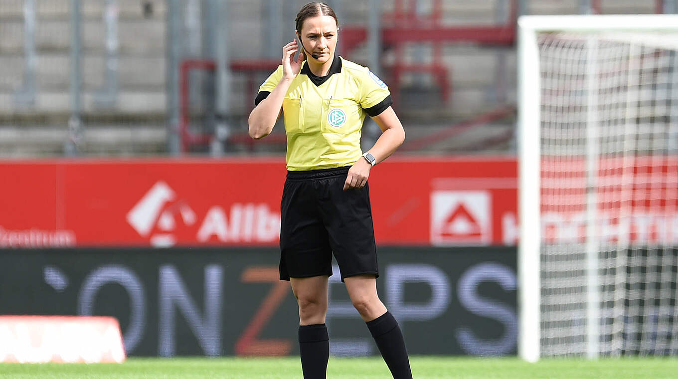 Leitet in Leverkusen ihre 14. Partie in der Frauen-Bundesliga: Referee Vanessa Arlt © imago
